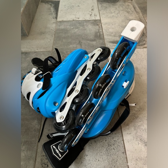 Metroller, Roller blades in great condition that is black and blue. - Picture 4 of 5